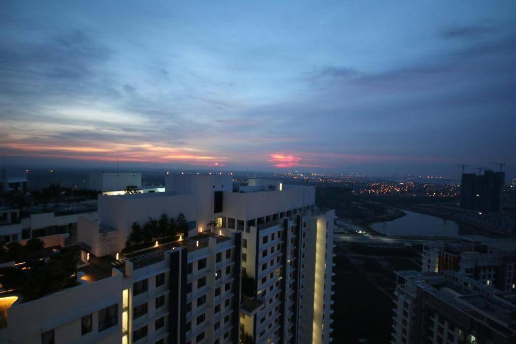 Lovely 3-Bedroom Serviced Apartment @ Cyberjaya Luaran gambar