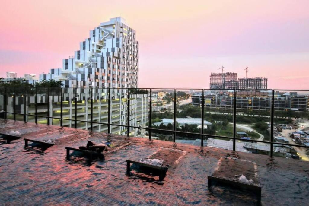 Lovely 3-Bedroom Serviced Apartment @ Cyberjaya Luaran gambar