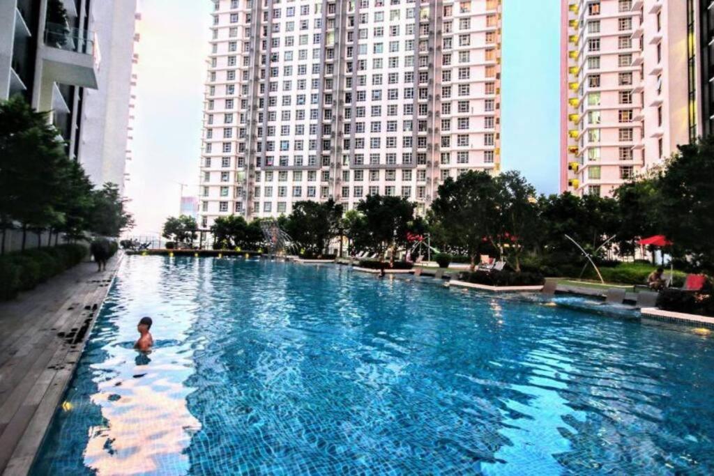 Lovely 3-Bedroom Serviced Apartment @ Cyberjaya Luaran gambar