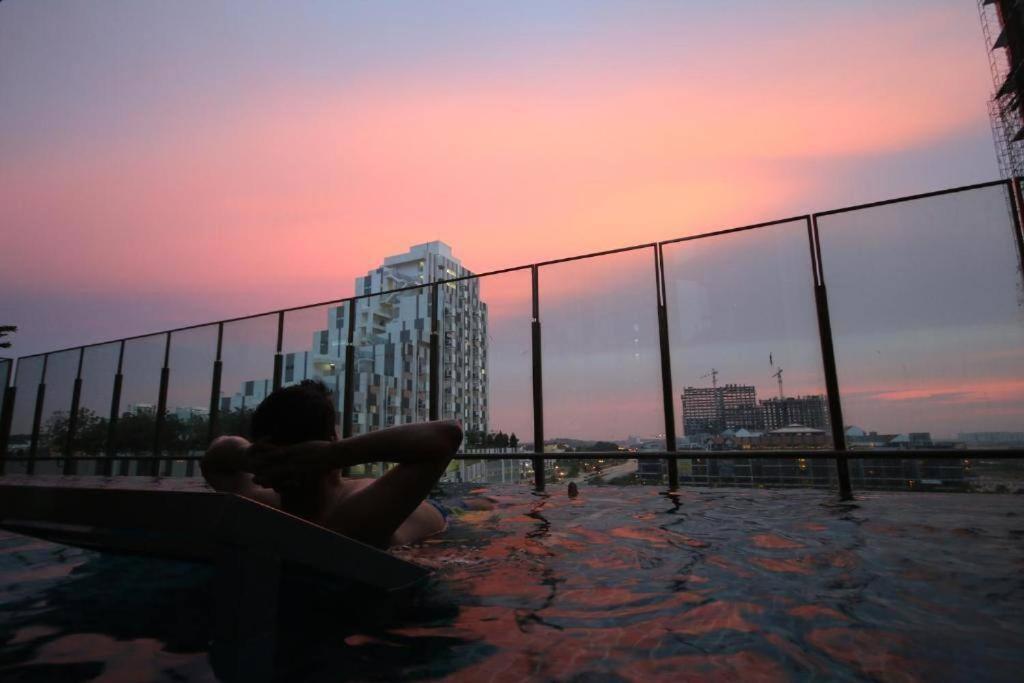 Lovely 3-Bedroom Serviced Apartment @ Cyberjaya Luaran gambar