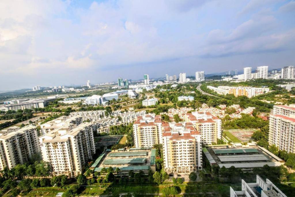Lovely 3-Bedroom Serviced Apartment @ Cyberjaya Luaran gambar
