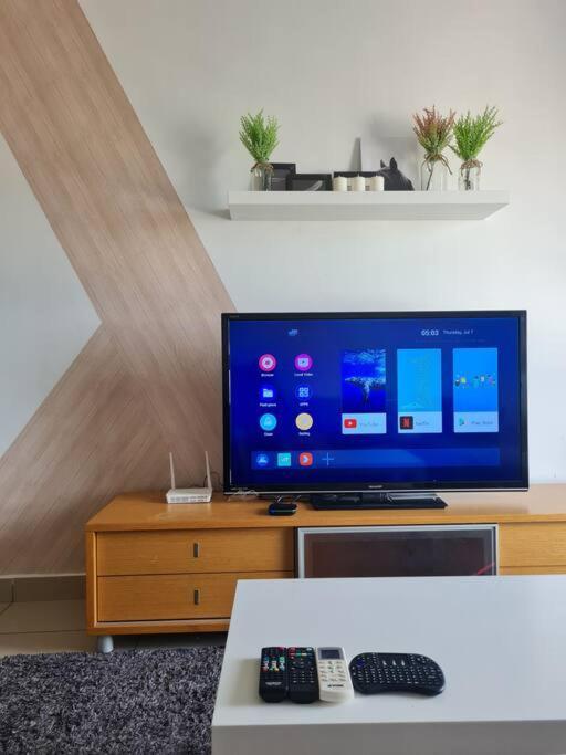 Lovely 3-Bedroom Serviced Apartment @ Cyberjaya Luaran gambar