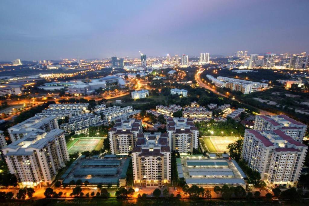 Lovely 3-Bedroom Serviced Apartment @ Cyberjaya Luaran gambar